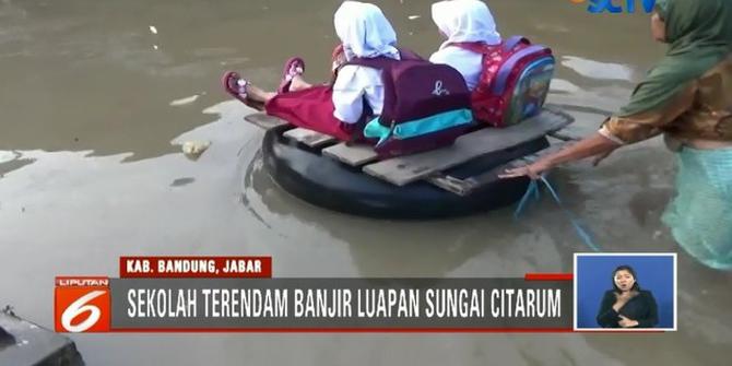 Banjir Bandung Belum Surut, Siswa Ini Berangkat ke Sekolah Gunakan Ban Bekas