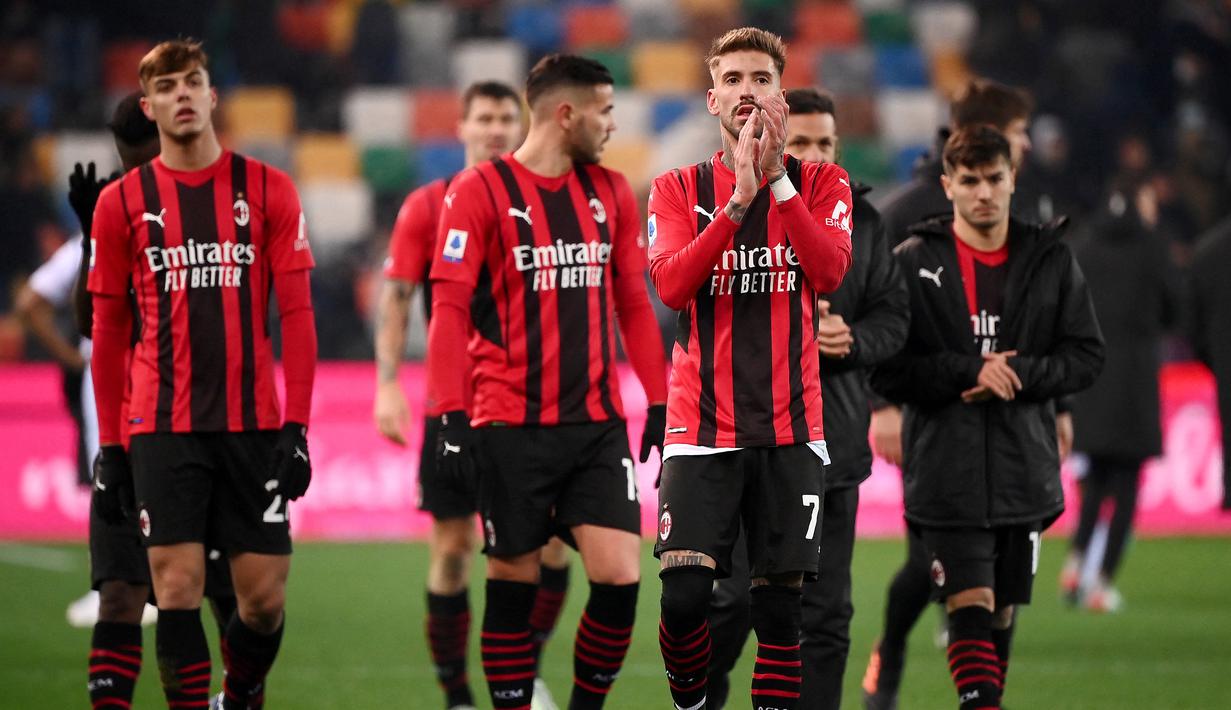 Skor 1-1 pun bertahan hingga laga usai. Dengan tambahan 1 poin, AC Milan masih memuncaki klasemen Liga Italia dengan 39 poin, yang berpeluang dikudeta Inter Milan yang mengumpulkan 37 poin dan belum bertanding di pekan ke-17. (AFP/Marco Bertorello)