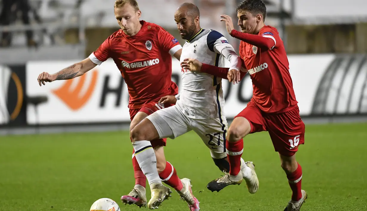 Penyerang Tottenham, Lucas Moura, berebut bola dengan gelandang Antwerp, Pieter Gerkens, pada laga lanjutan Liga Eruopa 2020/2021 di BosuilStadion, Jumat (30/10/2020) dini hari WIB. Tottenham kalan 0-1 oleh Antwerp. (AFP/John Thys)