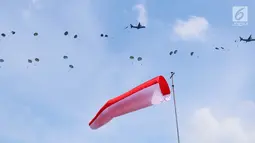 Tentara melakukan aksi terjun payung dalam Peringatan HUT ke-72 TNI di Dermaga Indah Kiat, Merak, Cilegon, Banten, Kamis (5/10). TNI menampilkan sejumlah atraksi memukau para prajurit serta kecanggihan sejumlah alutsista. (Liputan6.com/Angga Yuniar)