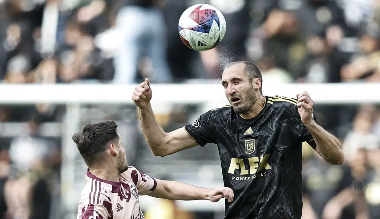 Pemain Los Angeles FC, Giorgio Chiellini berebut bola dengan pemain Portland Timbers. Jaroslaw Niezgoda pada laga lanjutan MLS di BMO Stadium, Toronto, Kanada,4 Maret 2023. Chiellini sudah 21 pertandingan dengan menyumbang satu gol dan satu assist sejauh ini. Ia dikontrak hingga 31 Desember 2023. (AFP/Getty Images/Michael Owens)