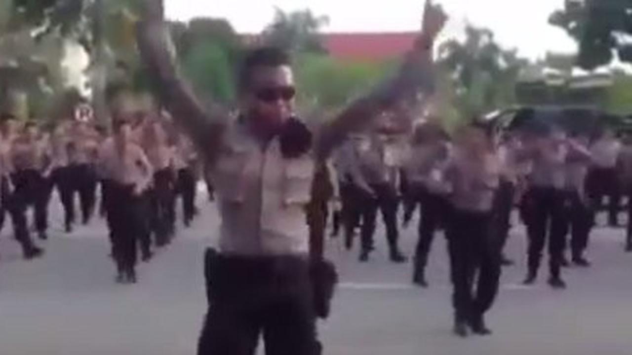 Video ratusan Brimob joget di jalan raya hadapi pendemo
