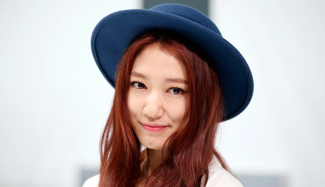 Aktris Korea Selatan Park Shin-hye saat menghadiri fashion show Chanel koleksi Spring/Summer 2016 pada  pekan mode bergengsi Paris Fashion Week di Grand Palais, Prancis, Selasa (6/10/2015). (REUTERS/Charles Platiau)