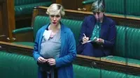 Anggota parlemen Inggris Stella Creasy menggendong bayinya ke ruang debat. (dok. Instagram @stellacreasy/https://www.instagram.com/p/CUKTI-0FJOb/)