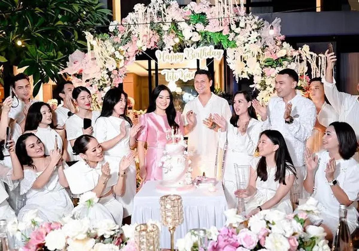 6 Potret Titi Kamal bak Barbie Awet Muda Dibalut Dress Pink saat Rayakan Pesta Ulang Tahun ke-43 di Rumahnya