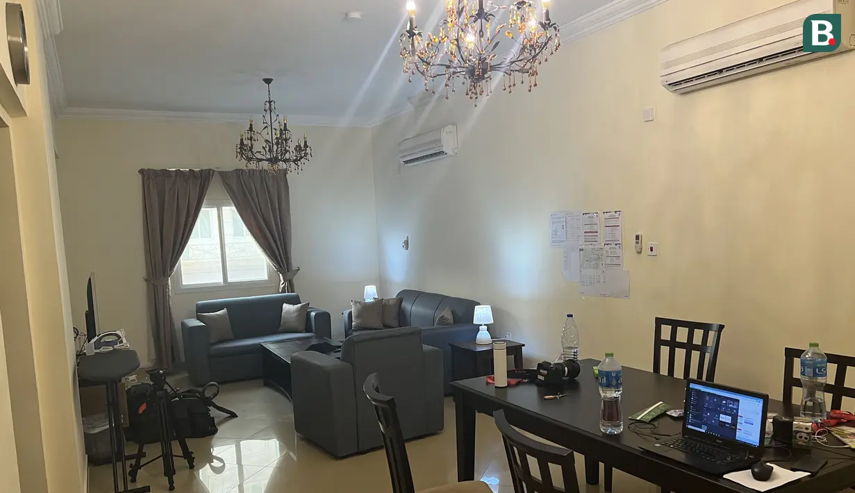 Suasana ruang tamu yang disediakan cukup untuk menampung 5-6 orang untuk bisa bersantai bersama sekaligus berdiskusi tentang pekerjaan. (Bola.com/Ade Yusuf Satria)