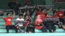Fans United Indonesia hadir menyaksikan legenda Manchester United, Denis Irwin berlaga pada acara United Way Coaching Clinic You C 1000 di Stadion Soemantri Brojonegoro, Jakarta, Sabtu (7/5/2016). (Bola.com/Nicklas Hanoatubun)