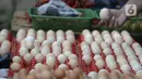 Telur dijual di pinggir jalan kasawan Perumahan Nusa Indah, Tangerang Selatan, Banten, Jumat (22/5/2020). Jelang Lebaran, harga telur eceran terpantau masih normal. (merdeka.com/Dwi Narwoko)