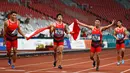 Lalu Muhammad Zohri (kanan) bersama Fadlin, Eko Rimbawan, dan Bayu Kertanegara melakukan selebrasi usai meraih perak dalam final lari 4x100 meter cabang olahraga atletik Asian Games 2018 di Jakarta, Kamis (30/8). (AP Photo/Bernat Armangue)