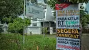 Spanduk meminta pelantikan RT di Meruya di Perumahan TMV Meruya Selatan, Kembangan, Jakarta Barat, Sabtu (26/2/2022). Spanduk berisikan tuntutan warga karena lambatnya Pemprov DKI untuk segera pihak kelurahan Meruya Selatan melantik RT terpilih sejak November 2021. (Liputan6.com/Faizal Fanani)