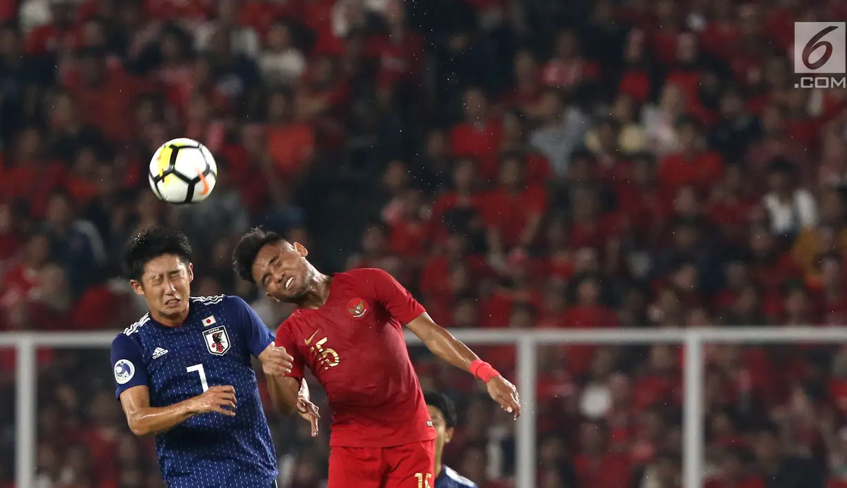 Pemain depan Timnas Indonesia U-19, Saddil Ramdani (kanan) berebut bola dengan pemain Jepang, Hiroki Ito pada perempat final Piala AFC U-19 2018 di Stadion GBK, Jakarta, Minggu (28/10). Indonesia kalah 0-2. (Liputan6.com/Helmi Fithriansyah)