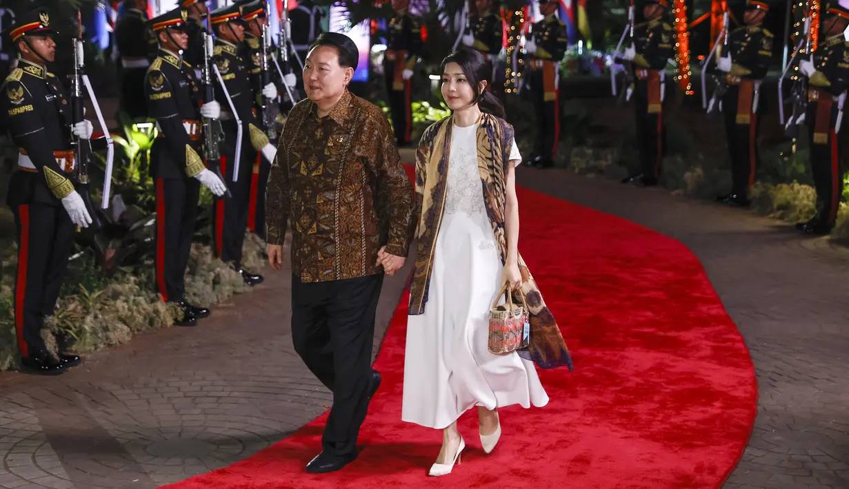 Presiden Korea Selatan Yoon Suk Yeol, kiri, dan istrinya Kim Keon Hee tiba untuk menghadiri Gala Dinner KTT ke-43 ASEAN di Hutan Kota GBK, Jakarta, Rabu (6/9/2023). (Mast Irham/Pool Photo via AP)