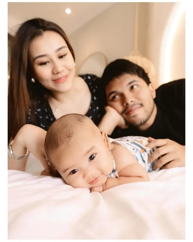Aaliyah dan Thariq baru ungkap wajah baby Arash di usia 3 bulan, ini 7 potretnya