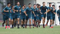Pemain Timnas Qatar U-19 berlari jelang latihan di Lapangan A Kompleks GBK, Jakarta, Rabu (17/10). Timnas Qatar U-19 tergabuing di Grup A Piala AFC U-19 bersama Indonesia dan Chinese Taipei serta Uni Emirat Arab. (Liputan6.com/Helmi Fithriansyah)
