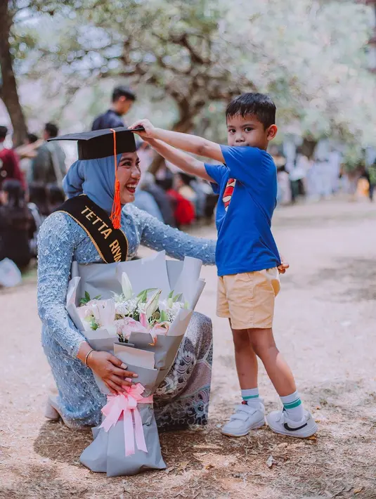 Yang baru saja diraih istri Soleh Solihun bisa menjadi inspirasi. Ditengah kesibukannya yang sangat padat, sebagai ibu, wanita karir, dan istri, masih bisa menyelesaikan program Magister. [Instagram/solehsolihun]