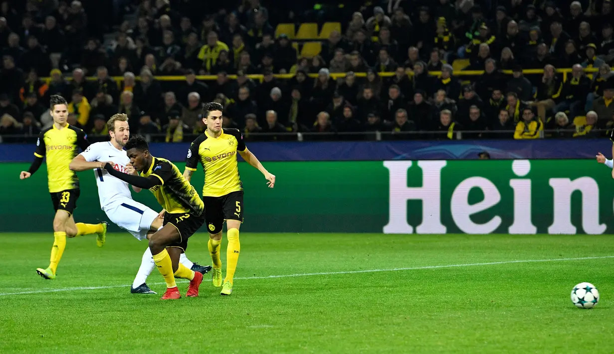 Pemain Tottenham Hotspur, Harry Kane mencetak gol pembuka ke gawang Borussia Dortmund pada matchday kelima Liga champions Grup H di Stadion BVB, Selasa (21/11). Kane menyumbang satu gol dengan kemenangan 2-1. (AP/Martin Meissner)