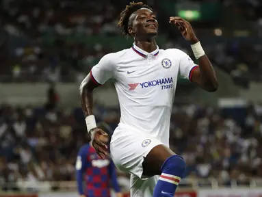 Pemain Chelsea Tammy Abraham berselebrasi usai mencetak gol ke gawang Barcelona pada laga perdana pramusim di Saitama Stadium 2002, Saitama, Selasa (23/7/2019). Chelsea menang tipis 2-1 atas Barcelona. (AP Photo/Shuji Kajiyama)