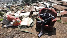 Artis hip hop Kenya Henry Ohanga alias Octopizzo berpose di sofa di Nairobi, Kenya (16/1). Octopizzo berasal dari wilayah kumuh terbesar di Kibera, Kenya. (AFP Photo/Tony Karumba)