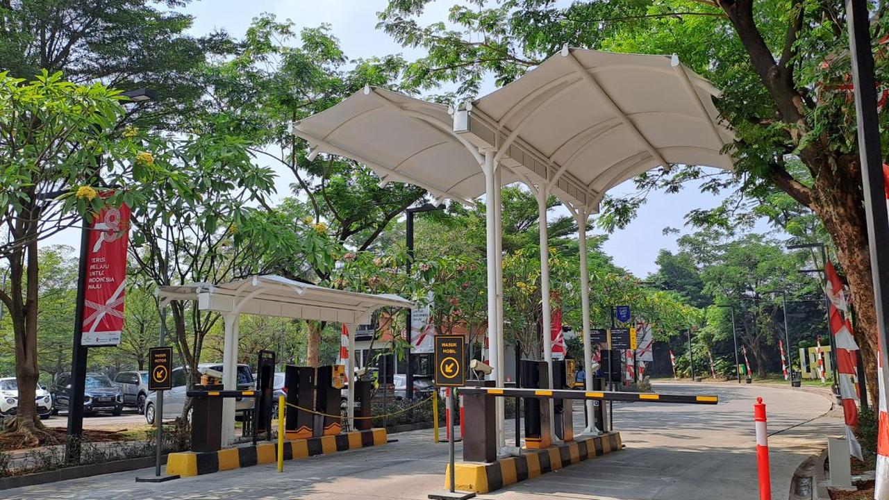 Menurut pantauan Merdeka.com, untuk hari ini kantong parkir di Stasiun LRT Ciracas tidak dikenakan biaya alias gratis.