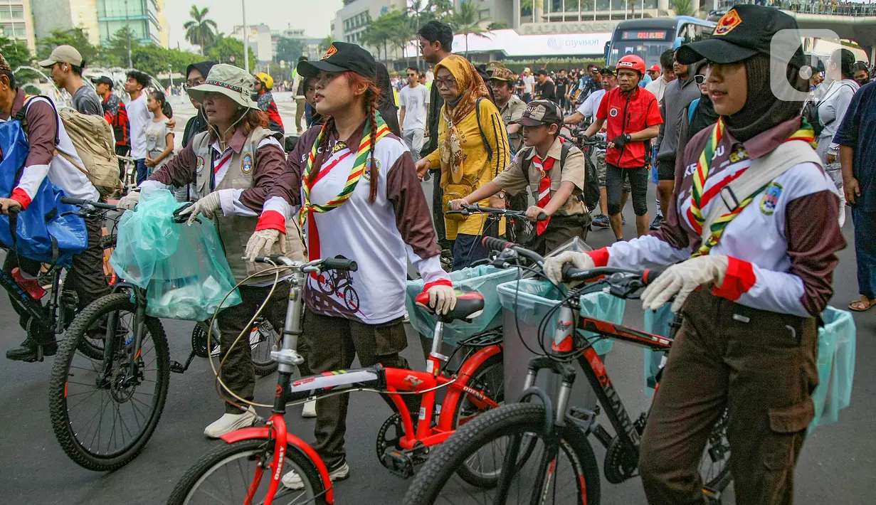 Beragam kegiatan dilakukan, baik secara perorangan, komunitas maupun organisasi kepemudaan dan kemasyarakatan, untuk memperingati Hari Lingkungan Hidup Sedunia. (merdeka.com/Arie Basuki)