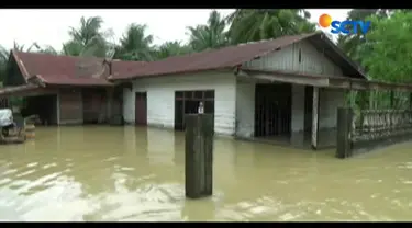 Sejumlah warga mulai mengungsi karena khawatir terjebak banjir di perkampungan mereka.