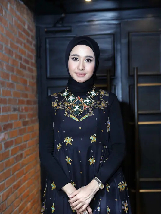 Melihat kesempatan itu, pemeran kelahiran Bandung ini mengajak Pak Menteri berfoto bersama. (Nurwahyunan/Bintang.com)