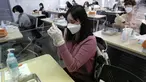 Petugas medis menghadiri pelatihan cara memberikan suntikan vaksin virus corona di Asosiasi Perawat Korea di Seoul, Korea Selatan (17/2/2021).  Korea Selatan berencana untuk memulai inokulasi virus COVID-19 dengan vaksin AstraZeneca pada 26 Februari mendatang. (AP Photo/Ahn Young-joon)