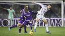 Pemain Juventus, Fabio Miretti, berebut bola dengan pemain Fiorentina, Christian Kouamé, pada laga Liga Italia di Stadion Artemio Franchi, Senin (06/11/2023). (LaPresse via AP/Massimo Paolone)
