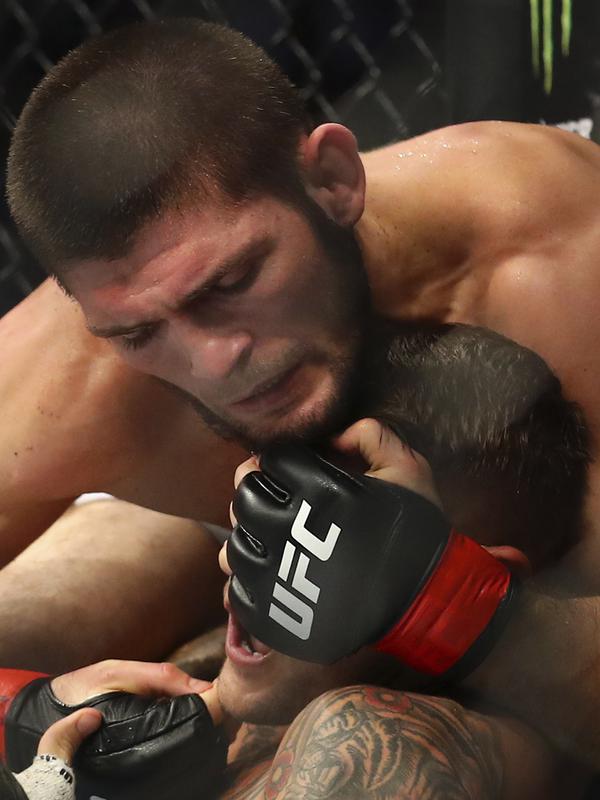 Khabib Nurmagomedov saat mengunci Dustin Poirier dalam pertarungan UFC 242 di Mal Yas di Abu Dhabi, Uni Emirat Arab (7/9/2019). Kemenangan atas Dustin sudah diprediksi oleh kebangakan orang. (AP Photo/ Mahmoud Khaled)