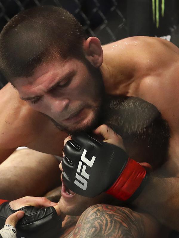 Khabib Nurmagomedov saat mengunci Dustin Poirier dalam pertarungan UFC 242 di Mal Yas di Abu Dhabi, Uni Emirat Arab (7/9/2019). Kemenangan atas Dustin sudah diprediksi oleh kebangakan orang. (AP Photo/ Mahmoud Khaled)