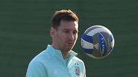 Penyerang Argentina, Lionel Messi mengontrol bola saat sesi latihan jelang pertandingan final Copa America melawan Brasil di Rio de Janeiro, Brasil, Jumat (9/10/2021).  Argentina dan Brasil akan bertanding untuk memperebutkan gelar juara Copa America 2021 di stadion Maracana. (AFP Photo/Carl De Souz