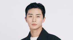Park Seo Joon berperan sebagai Jang Tae-sang, kepala pasar dagang Golden Jade House sekaligus orang terkaya di Gyeongseong yang memiliki jejaring luas. (Foto: Netflix)