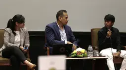Pemain Garuda Select, Mochammad Supriyadi, bercerita pengalamannya saat jumpa pers di Hotel Sultan, Jakarta, Jumat (17/5). Garuda Select kembali ke Indonesia usai menjalani pelatihan dan uji coba di Inggris. (Bola.com/Yoppy Renato)