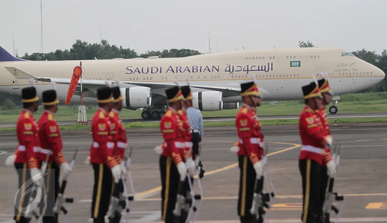 Pesawat Kerajaan yang membawa Raja Arab Saudi Salman bin Abdulaziz al-Saud saat baru mendarat di Bandara Halim Perdanakusuma, Rabu (3/1). Tujuh pesawat tersebut berukuran wide body yang terdiri dari dua unit Boeing 777. (Liputan6.com/Fery Pradolo)
