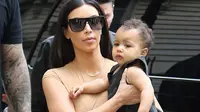 Menurut Kim Kardashian, ia mengecek kepada asistennya apakah ada kursi khusus untuk anaknya di  mobil.