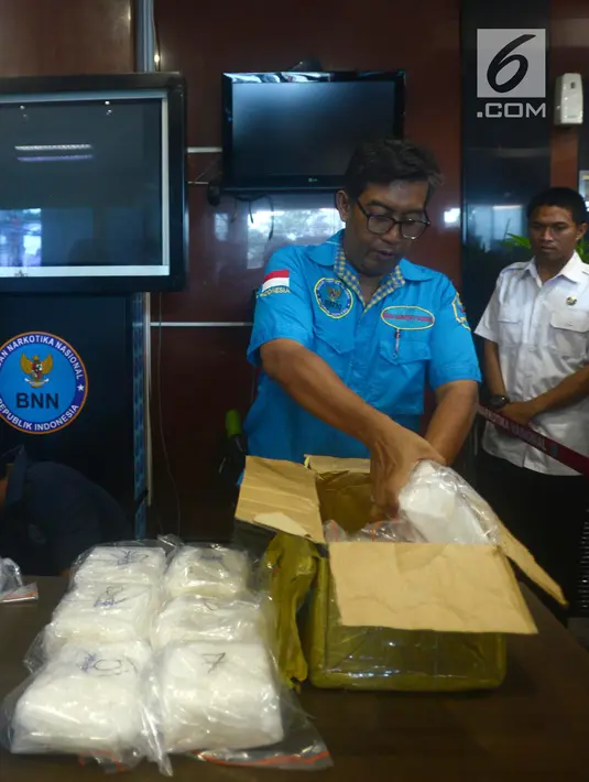 Petugas BNN menunjukkan barang bukti sabu seberat 20 Kg jaringan Malaysia di Kantor BNN, Jakarta, Kamis (26/4). Para tersangka ditangkap di Riau. (Merdeka.com/Imam Buhori)