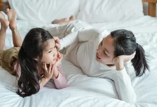 Dengan menerapkan empati dan pemahaman emosional seperti ini secara konsisten, anak akan mulai belajar mengelola kekecewaan dengan lebih sehat. [Dok/Pexels.com/Ketut Subiyanto].