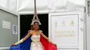 Kostum unik lainnya datang dari Miss Supranational Prancis, Judith Brumant-Lachoua. Didominasi warna bendera negara Prancis merah-putih-biru, kostum ini juga dilengkapi headpiece berbentuk Menara Eiffel.  (Instagram/judith.brumant_lachoua).