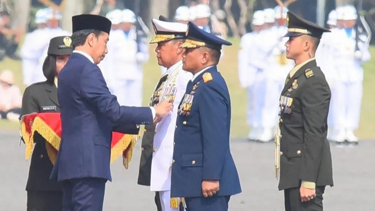 Mereka dianggap mendarmabaktikan diri melebihi dan melampaui panggilan kewajiban dalam pelaksanaan tugas.