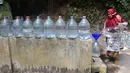 Warga  mengambil air untuk minum dan kebutuhan mck rumah  di sumber mata air Sumur Bendung, Gunung Batur, Kota Cilegon, Banten, Minggu, (15/7/2026). (KLY/Arie Basuki)