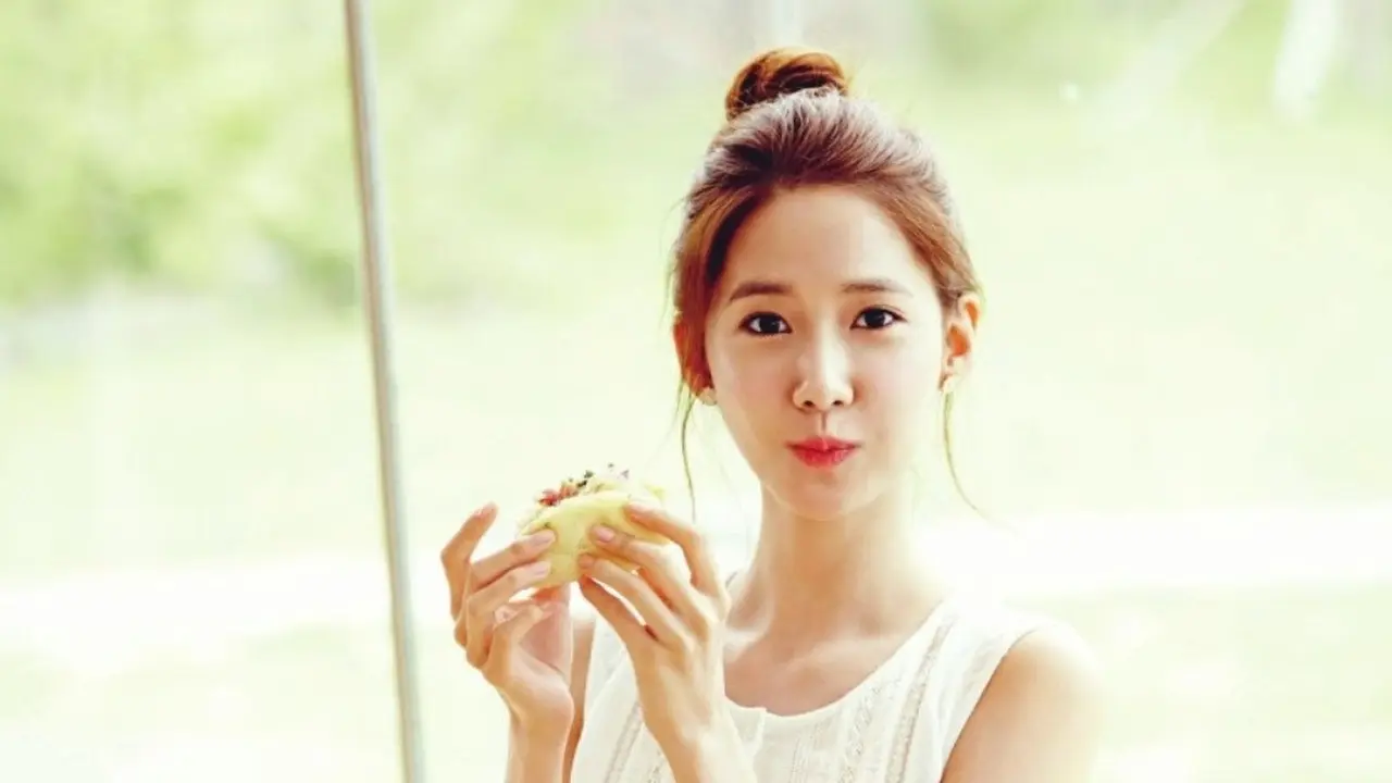 Menjelang Natal, Coba Kreasi Rambut Twins Bun, Yuk!