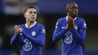 Pemain Chelsea, Enzo Fernandes (kiri) dan Denis Zakaria memberikan penghormatan kepada penonton setelah timnya berhasil mengalahkan Leeds United pada laga pekan ke-26 Liga Inggris 2022/2023 yang berlangsung di Stamford Bridge, London, Sabtu (05/03/2023) malam WIB. The Blues menang dengan skor 1-0. (AP Photo/David Cliff)