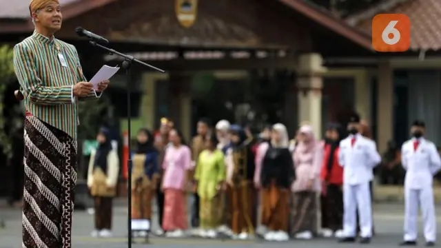 Gubernur Jawa Tengah Ganjar Pranowo saat memimpin upacara Peringatan Hari Guru di Museum Ranggawarsita, Semarang, Jumat (25/11)