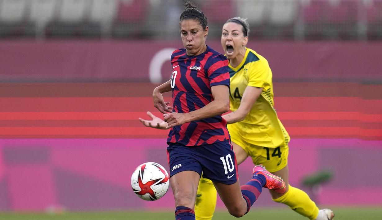 Pada babak kedua, Amerika Serikat mampu memperbesar selisih kedudukan lewat Carli Lloyd (kiri). Blunder Alanna Kennedy (kanan) menyebabkan Australia harus tertinggal tiga angka. (Foto: AP/Fernando Vergara)