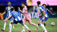 Lionel Messi, striker Inter Miami CF, ditantang oleh Ze Pedro (kedia dari kiri) dari FC Porto selama pertandingan grup A Piala Dunia Antarklub 2025 di Stadion Mercedes-Benz pada 19 Juni 2025 di Atlanta, Georgia. (Alex Grimm / AFP)
