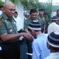 Kasad Jenderal TNI, George Toisutta memberikan sumbangan kepada anak yatim piatu saat meresmikan mesjid Isti'wan Markas Yonif 700 Raider, Makassar, Sulsel. (Antara)