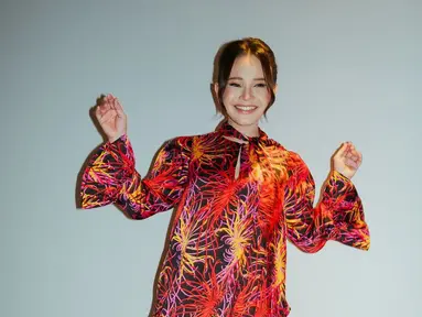 Mini dress yang dikenakan Rossa menjadi pusat perhatian dalam unggahan tersebut. Busana bermotif cerah dengan dominasi warna merah dan oranye itu memberi kesan energik dan ceria. Potongannya yang simpel namun elegan membuat penampilan Rossa terlihat muda dan fresh. (Liputan6.com/IG/itsrossa910)