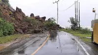 Longsor di Jalan Poros Trans Sulawesi Mamuju-Majene (Poto: Liputan6.com/Istimewa)