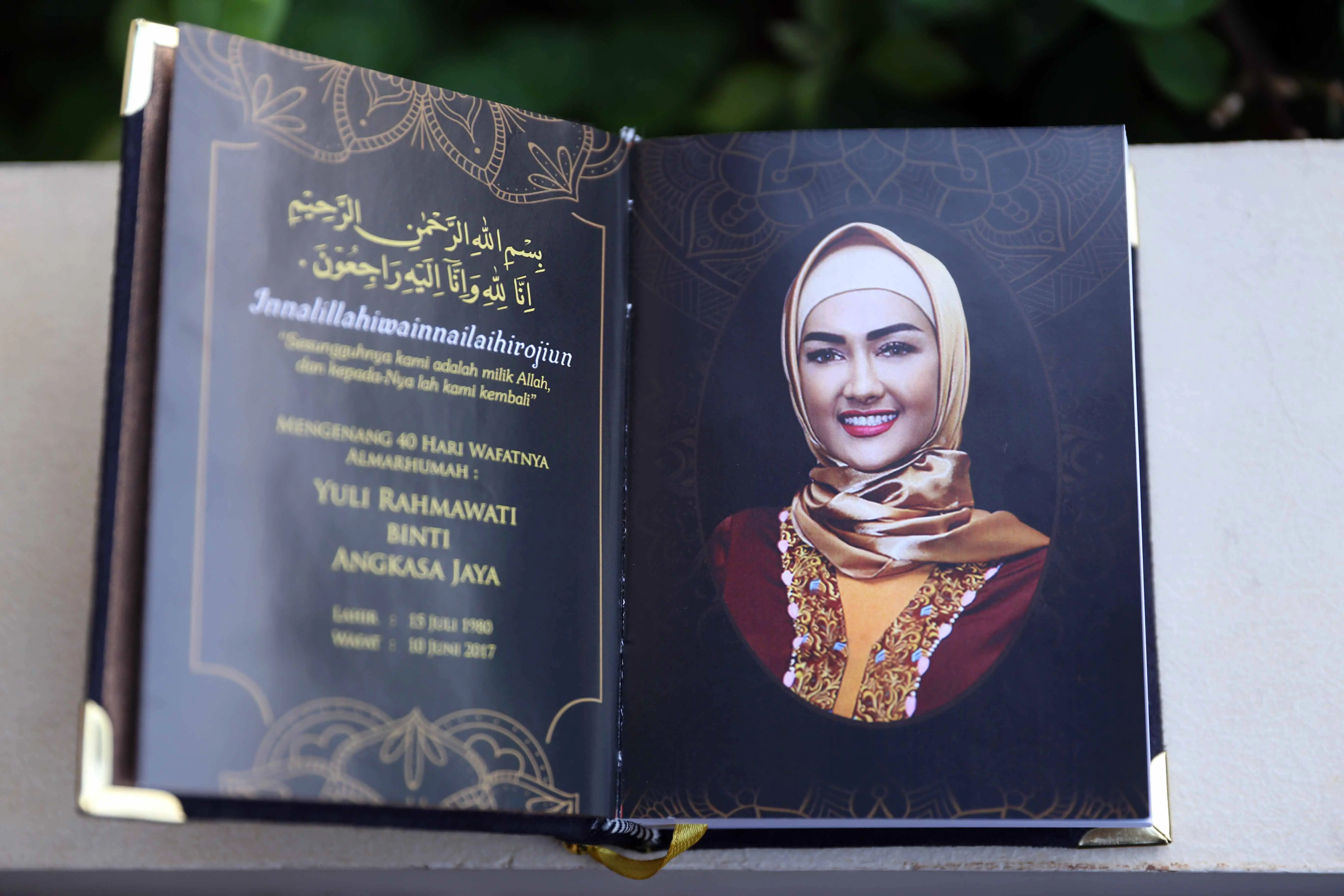 Ria Irawan menyerahkan buku Yasin kepada Sri Wulansih, ibunda almarhumah Julia Perez (Nurwahyunan/Bintang.com)
