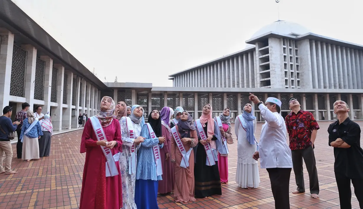 Kamis (3/5/2018) para finalis yang terdiri dari berbagai negara asia, diantaranya Malaysia, Singapura, Brunei Darussalam, Timor Leste, dan Turki  itu terlihat antusias melihat-lihat masjid. (Nurwahyunan/Bintang.com)